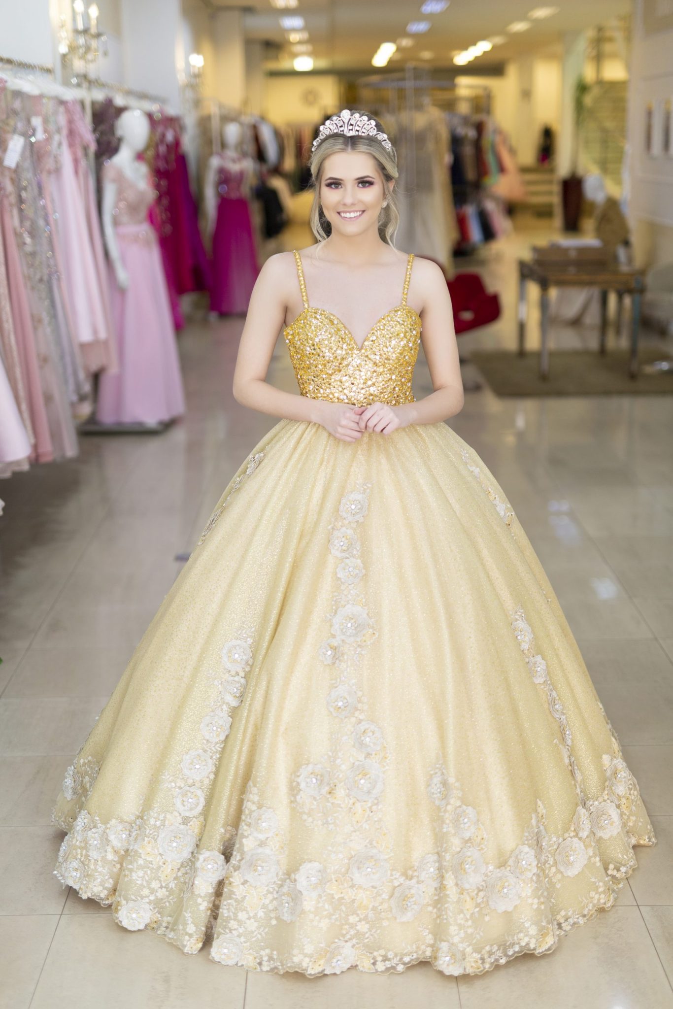 VESTIDO DE DEBUTANTE PRINCESA DOURADO E BRANCO COM RENDA BORDADA E ...