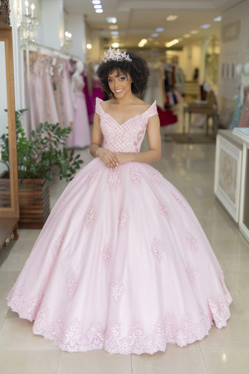 VESTIDO DE DEBUTANTE PRINCESA ROSA COM RENDA BORDADA E PEDRARIAS ...