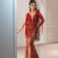 Vestido Vermelho Pedraria, ombreiras com franjas longas, Coleção Unique.